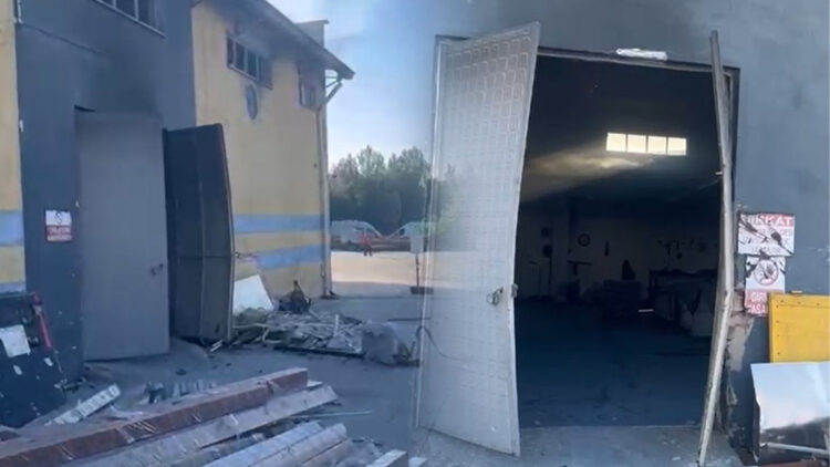 Metal fabrikasında eritme kazanı patladı; 1 işçi ağır yaralı