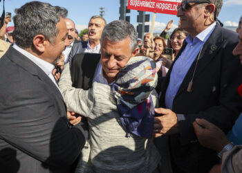 Özgür Özel'den CHP'lilere çağrı; "Öfke yerine iktidar diye bağırın"