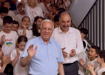 Osmaniye’de 44 yıllık sınıf öğretmeni, alkışlarla emekli oldu