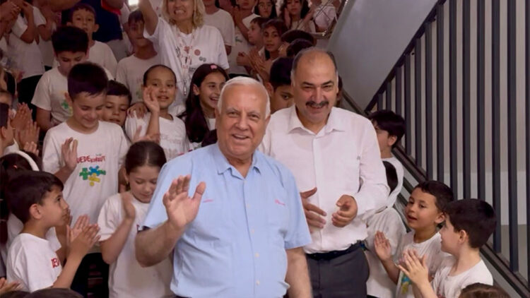 Osmaniye’de 44 yıllık sınıf öğretmeni, alkışlarla emekli oldu