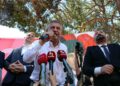 Elimizde bir mikrofon, ayağımızın altında Kiraz Belediyesi’nin bankı var, bu bize yeter