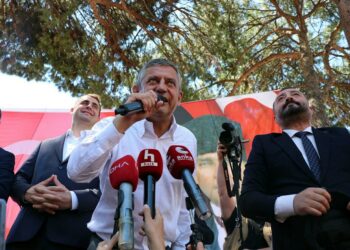 Elimizde bir mikrofon, ayağımızın altında Kiraz Belediyesi’nin bankı var, bu bize yeter