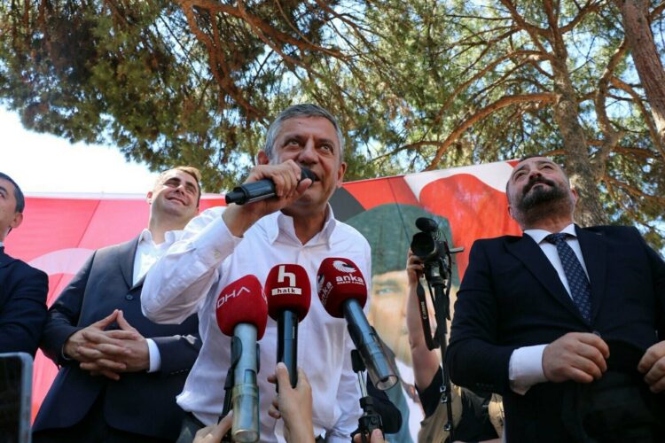 Elimizde bir mikrofon, ayağımızın altında Kiraz Belediyesi’nin bankı var, bu bize yeter