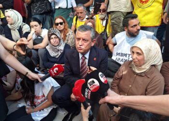 Özgür Özel'den açlık grevindeki öğretmenlere destek ziyareti
