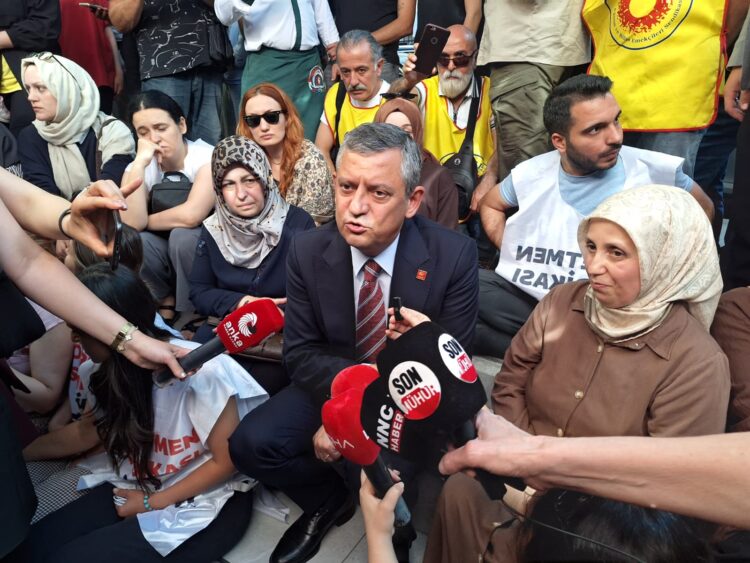 Özgür Özel'den açlık grevindeki öğretmenlere destek ziyareti