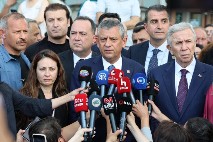 Özgür Özel ve Mansur Yavaş, Ferdi Zeyrek için okutulan Mevlid-i Şerife katıldı