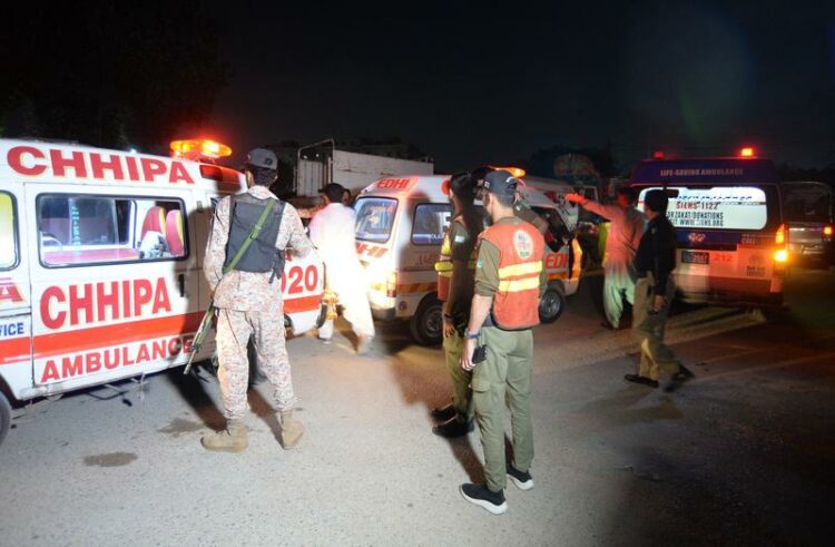 Pakistan’da askeri karargaha silahlı saldırı: 3 ölü. (DHA)