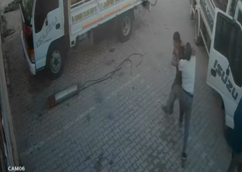 Sanayi sitesindeki tekmeli, yumruklu kavga güvenlik kamerasında