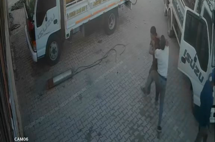 Sanayi sitesindeki tekmeli, yumruklu kavga güvenlik kamerasında