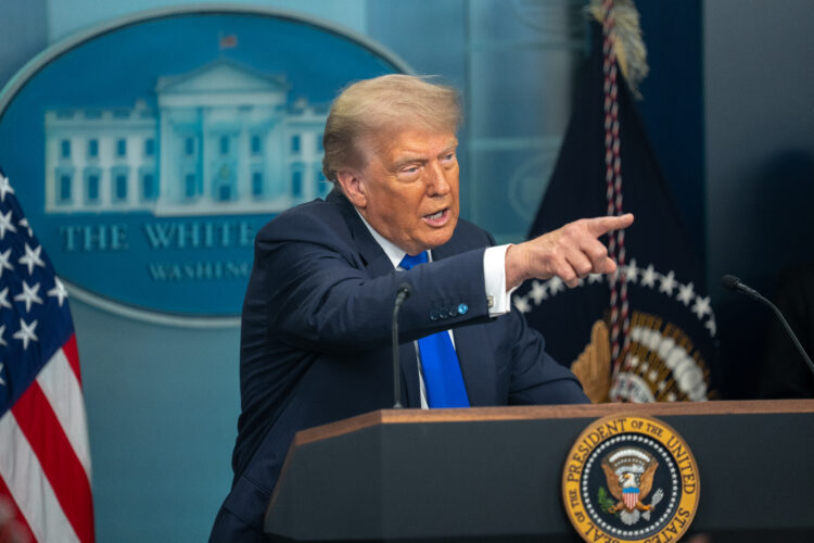 Donald Trump'tan İran'a öneri; Füzelerinizi fırlattınız artık masaya dönün