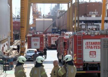 Tuzla'da tersanedeki gemide çıkan yangın söndürüldü