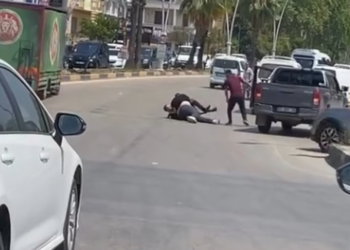 Trafikte yanlarında tüfek bulunan 2 kişi, kamyonet sürücüsünü sopayla darbetti