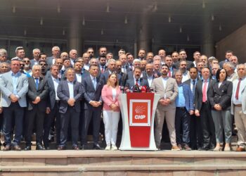 CHP’de olağanüstü kurultay hamlesi: Binin üzerinde imza genel merkeze teslim edildi