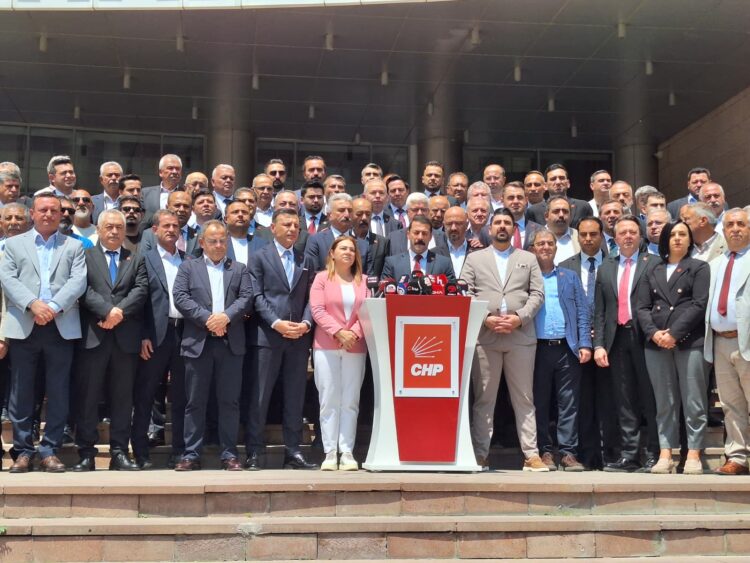 CHP’de olağanüstü kurultay hamlesi: Binin üzerinde imza genel merkeze teslim edildi