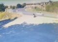Bariyerlere çarpan motosikletin sürücüsü öldü; kaza anı kamerada