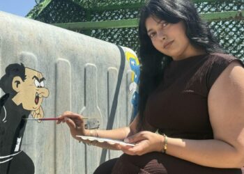 Hastalıkları resimle geride bırakan Meryem, çöp konteynerlerini tuvale çevirdi
