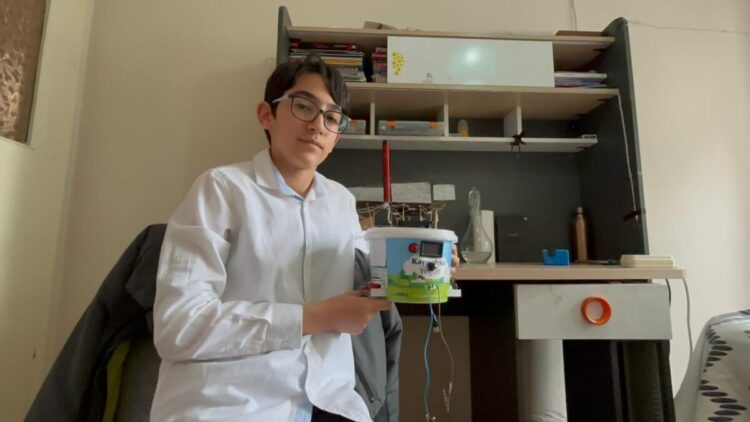 Odasını atölyeye çeviren Çınar, atıl malzemeleri teknolojik aletlere dönüştürüyor