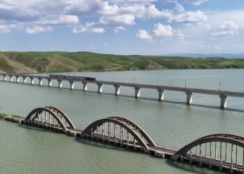 Batman'da bir kısmı su altında kalan tarihi köprü, dronla görüntülendi