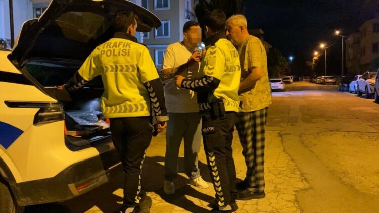 Kazadan sonra kaçan alkollü sürücü, aracında uyurken yakalandı