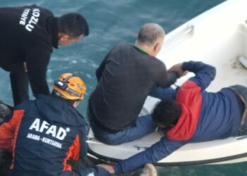 Balık tutarken düştü, kayalıklarda mahsur kaldı