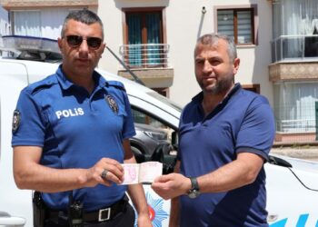 Yolda bulduğu 2 bin 400 TL’yi polise teslim etti