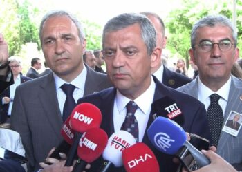 Özgür Özel: Olağanüstü kurultay için imza süreci başlatıldı