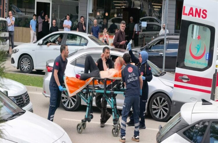 Bursa’daki bıçaklı ‘yol verme’ kavgasının 5 şüphelisi adliyede