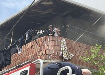 Boş binada yangın çıktı, bitişik evdeki anne ile kızı dumandan etkilendi