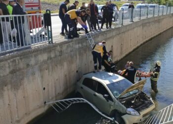 Otomobil, sulama kanalına düştü; sürücü yaralı