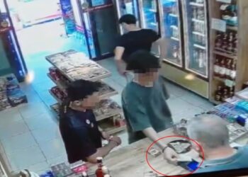 Yolda buldukları kredi kartıyla alışveriş yapan şüpheliler kamerada