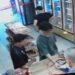 Yolda buldukları kredi kartıyla alışveriş yapan şüpheliler kamerada