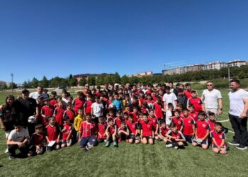 Milli futbolcu Cengiz Ünder, yetiştiği kulüpte gençlerle buluştu