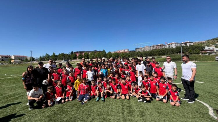Milli futbolcu Cengiz Ünder, yetiştiği kulüpte gençlerle buluştu
