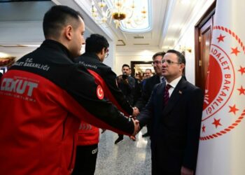 Bakan Gürlek, HSK üyeleri, birim amirleri ve bakanlık personeliyle bayramlaştı