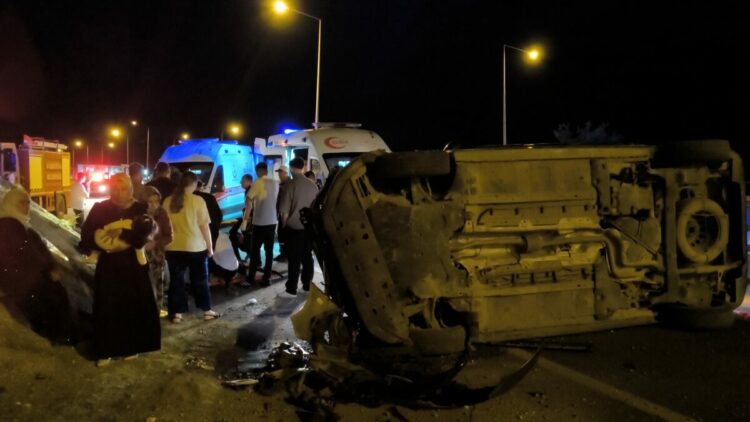 Batman’da düğünden dönen ailenin bulunduğu hafif ticari araç takla attı: 6 yaralı