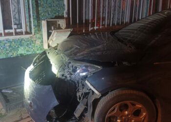 Cipin çarptığı otomobil savrularak doğal gaz kutusuna hasar verdi; binalar tahliye edildi