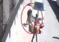 Çocuğun yaktığı karton, otomobili tutuşturdu; o anlar kamerada