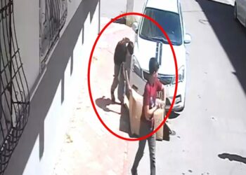 Çocuğun yaktığı karton, otomobili tutuşturdu; o anlar kamerada