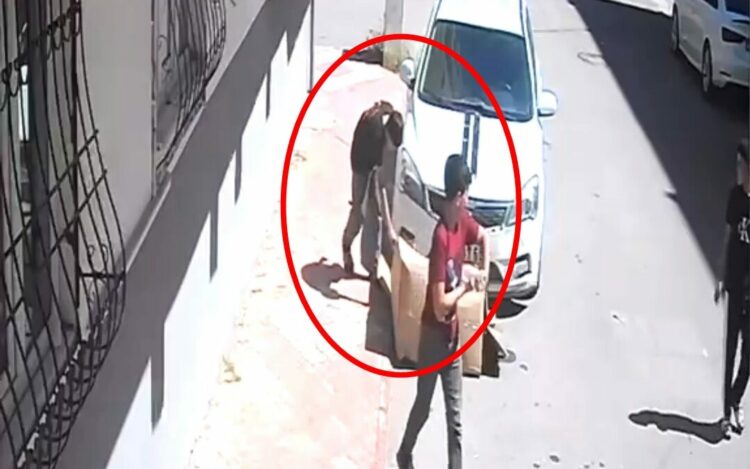 Çocuğun yaktığı karton, otomobili tutuşturdu; o anlar kamerada