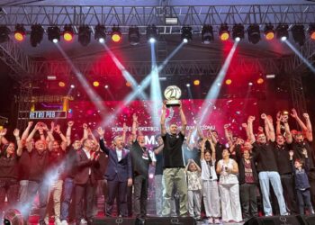 Parmos Bordo Basketbol’dan coşkulu şampiyonluk kutlaması
