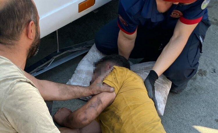 Lastik tamiri yaptığı TIR'ın körüğü patladı, ağır yaralandı