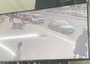 Yolda bulduğu 60 bin liralık bilekliği alıp uzaklaştı; o anlar kamerada