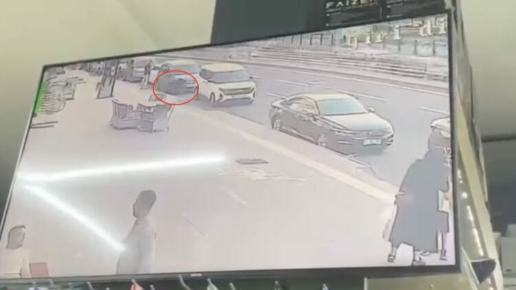 Yolda bulduğu 60 bin liralık bilekliği alıp uzaklaştı; o anlar kamerada