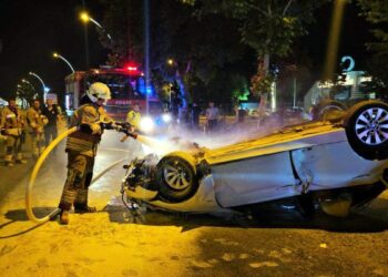 Alkollü sürücünün kullandığı otomobil refüje çarpıp takla attı; 2 yaralı