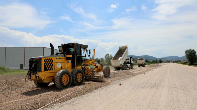 Sakarya Büyükşehir Belediyesi, yeni duble yol çalışmalarında üst yapı çalışmalarına başladı