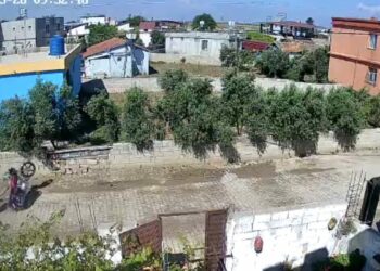 Sürücüsünün ön tekerini kaldırdığı motosiklet duvara çarptı; kaza kamerada