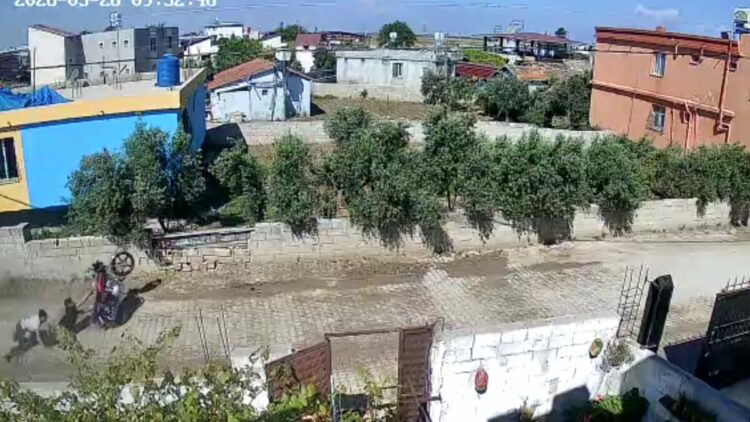 Sürücüsünün ön tekerini kaldırdığı motosiklet duvara çarptı; kaza kamerada
