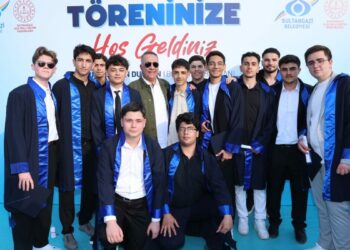 Sultangazi’de gençlerin mezuniyet coşkusu