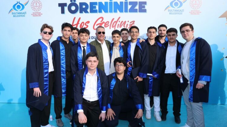 Sultangazi’de gençlerin mezuniyet coşkusu