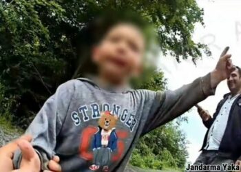 3 yaşındaki kayıp Göktürk ormanda bulundu; jandarmayla sohbet anları kamerada